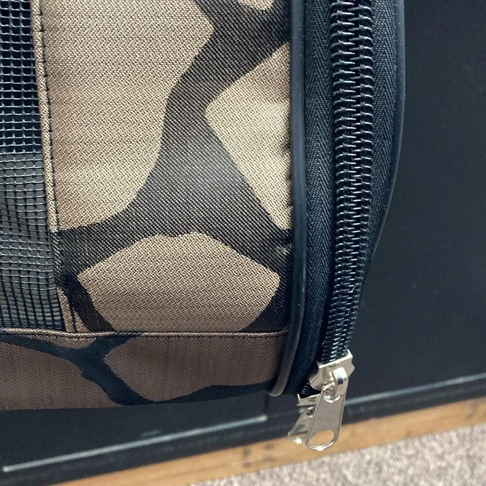 VIPet Black and Tan Pet Carrier NWOT